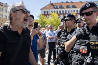 Byl sprostý, nespolupracoval. Hájí zakleknutí chlapce šéf policejních odborů - Seznam Zprávy